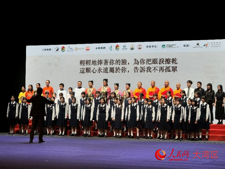 图为合唱《让世界充满爱》。人民网记者 富子梅摄